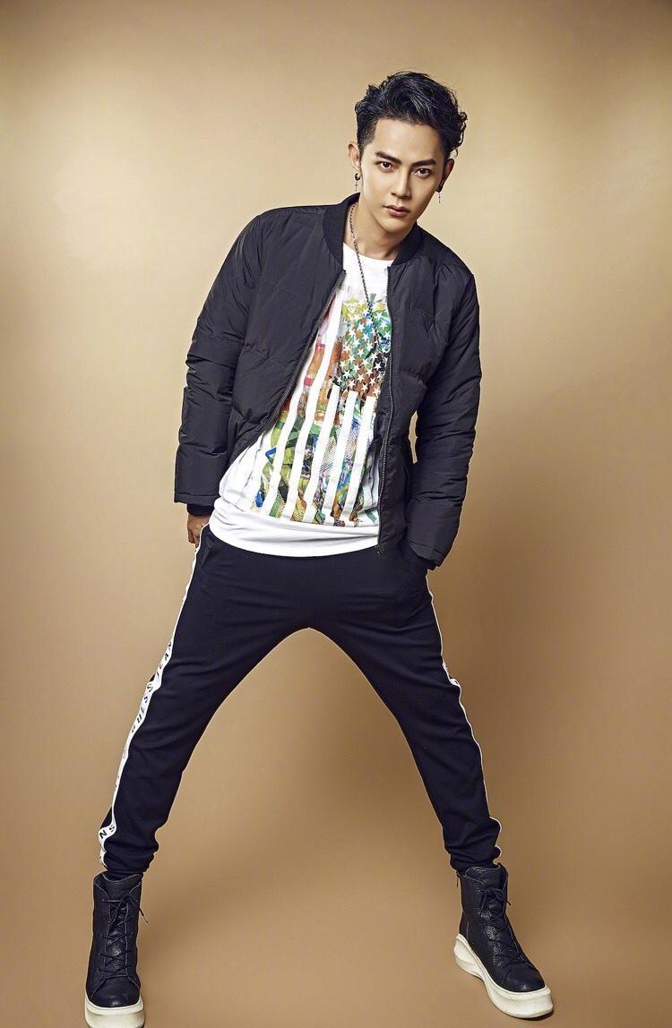 汪东城晒耍帅照, 却被背后的景色抢了风头, 网友: 好美的景色