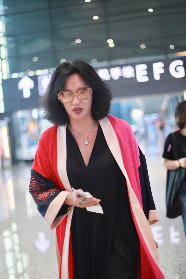 金星现身机场着一身黑红裙装霸气十足,发型惊呆了