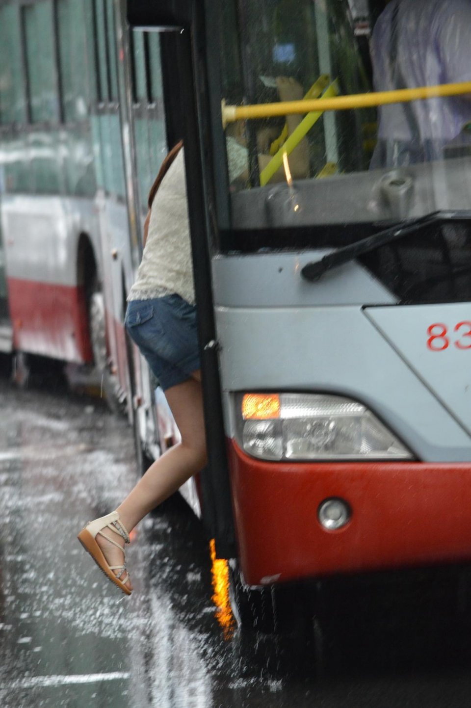北京夏天暴雨不断,行人躲雨狼狈不堪,你有过这样不断经历吗?