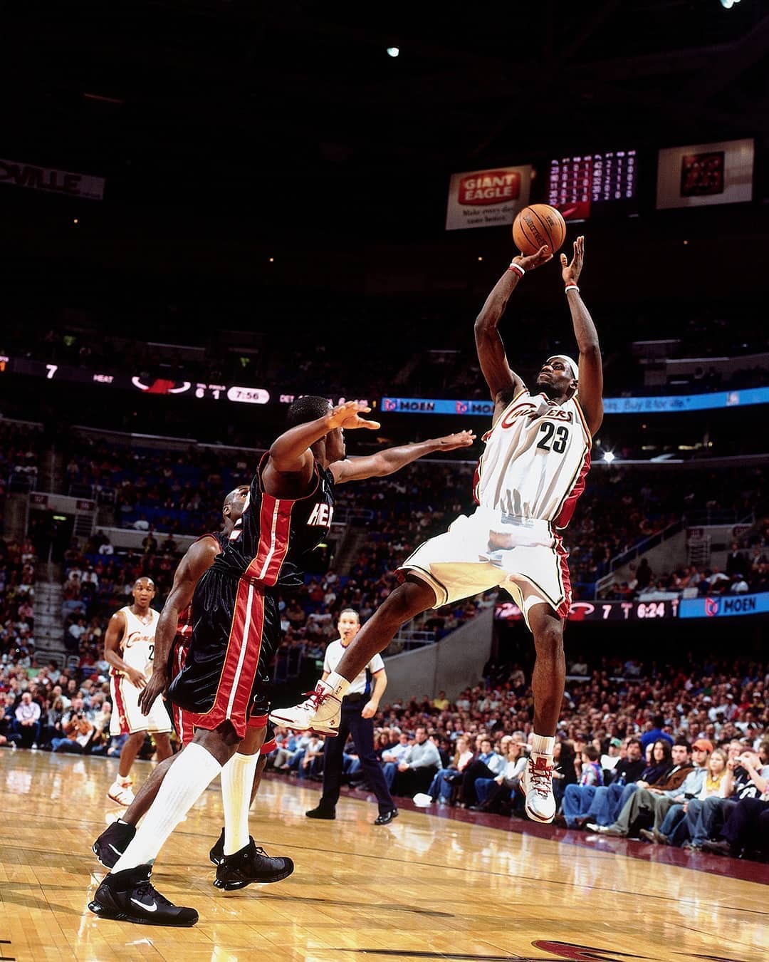  当勒布朗的经验遇上字母哥的天赋这场跨世代较量如何收场