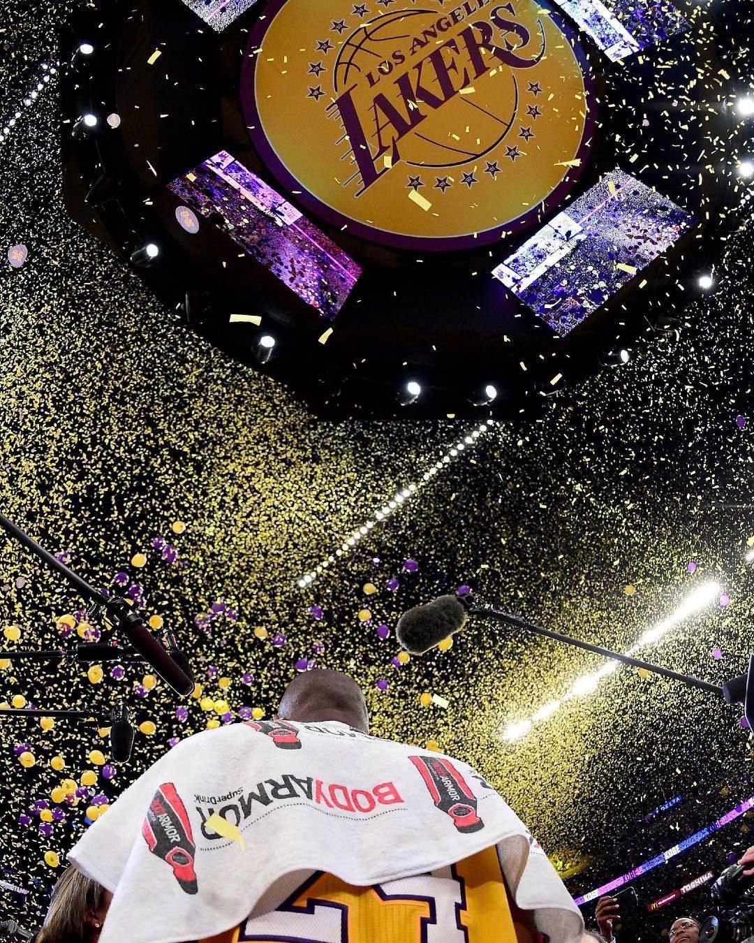 一声mambaout你告别了奋斗20年的赛场那场60分的盛宴