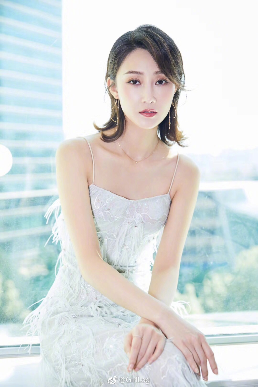 林鹏身穿marie elie的长裙出席爱奇艺世界大会