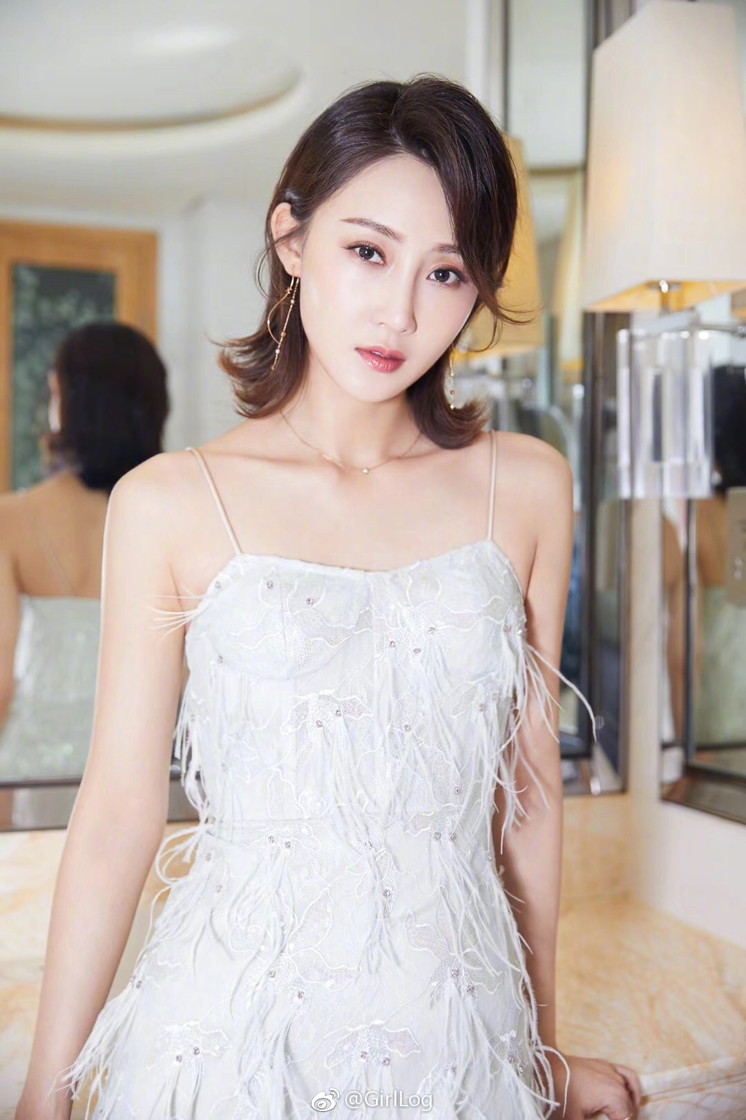 林鹏身穿marie elie的长裙出席爱奇艺世界大会