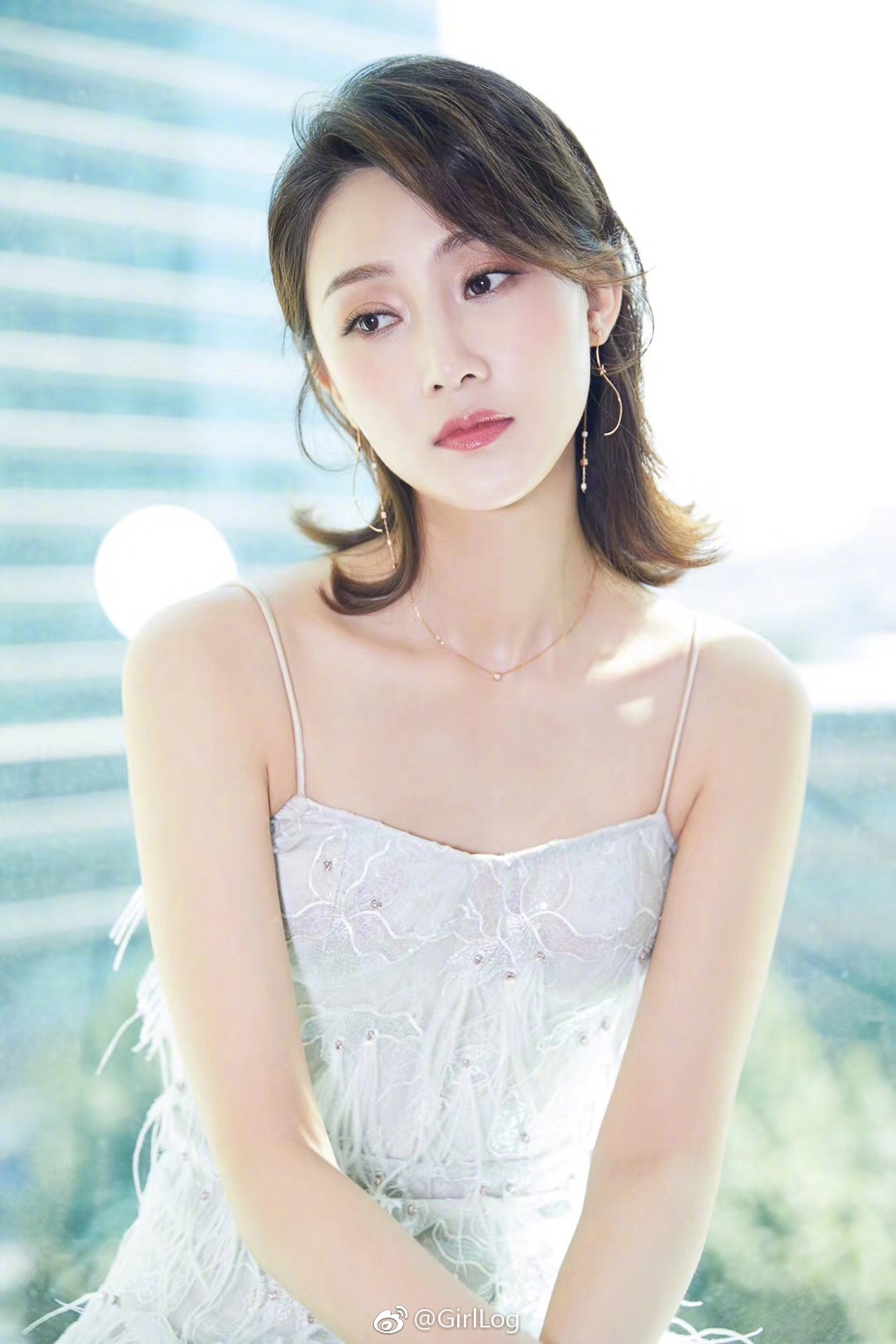 林鹏身穿marie elie的长裙出席爱奇艺世界大会