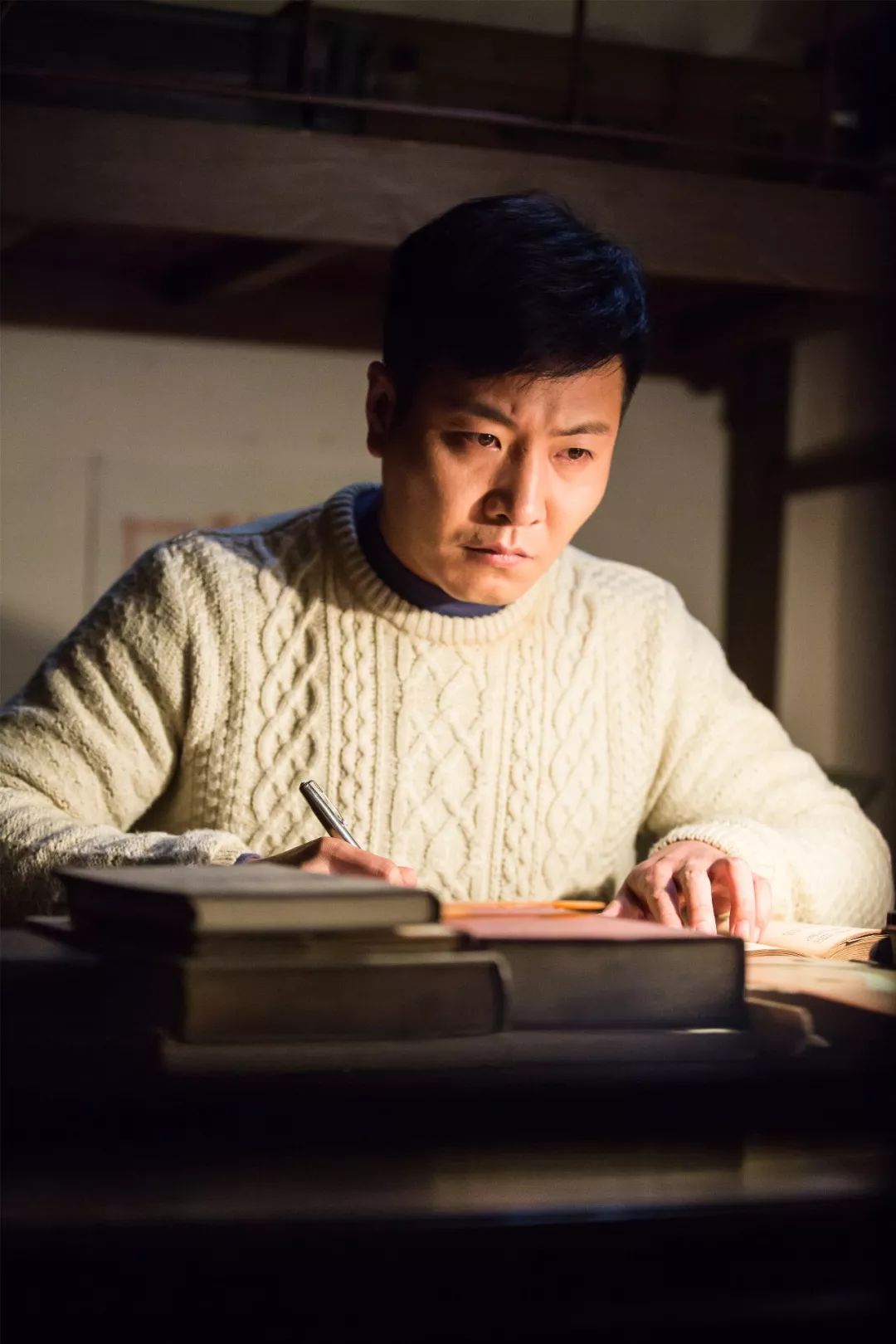 青年演员荆浩在剧中饰演"书呆子"马朝阳.