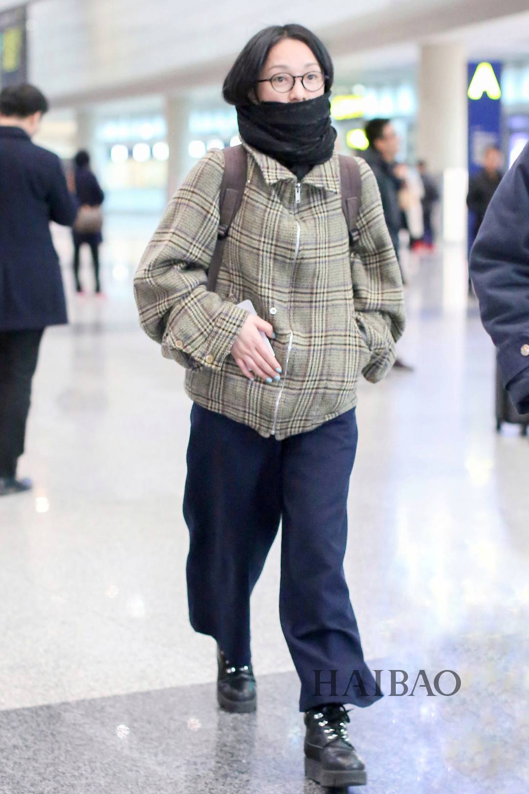 街拍中常常会打扮得比较时髦,以便拍出好看的机场照片,不过周迅却不