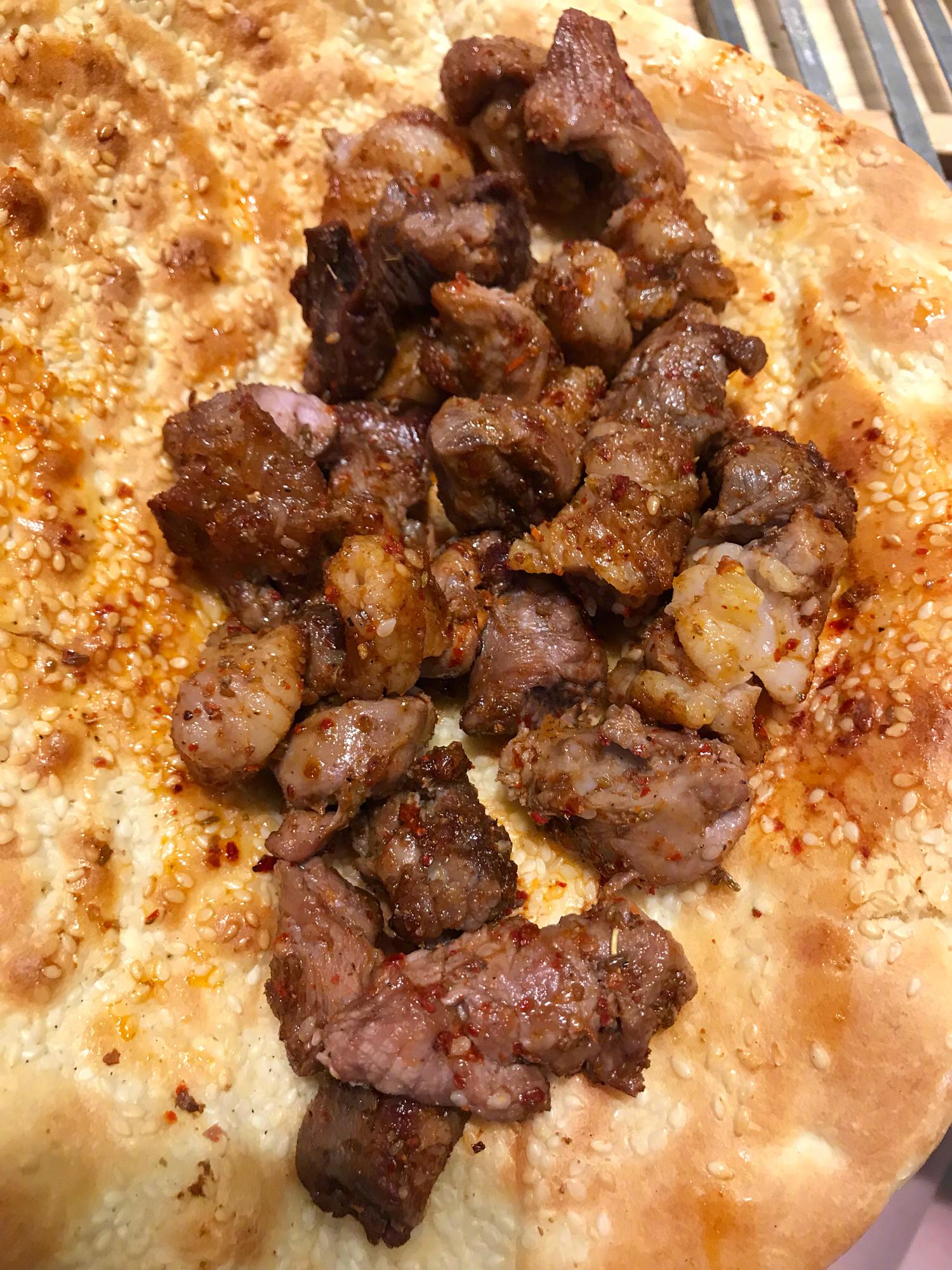 隔段时间就必须吃次烤馕夹羊肉串,一种灵魂的充电,你懂我意思吧?