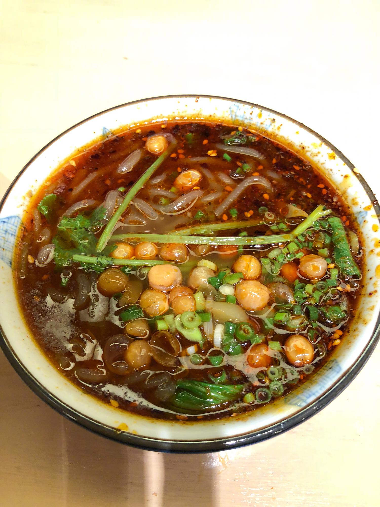 问下:凉面 酸辣粉 毛血旺 卤蛋,一人食,算什么水平?