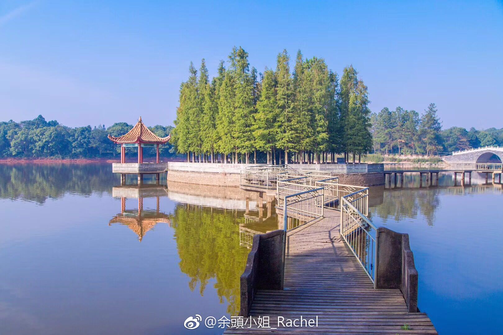 在凤凰沟赏绝美的秋景,住惬意的白浪湖酒店,与林为友,与花共眠,这儿让