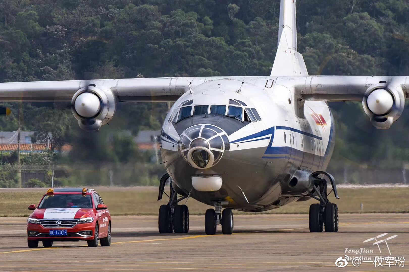 上空军运-8保障机的正面特写大头照|运输机|领航员|空军_新浪新闻