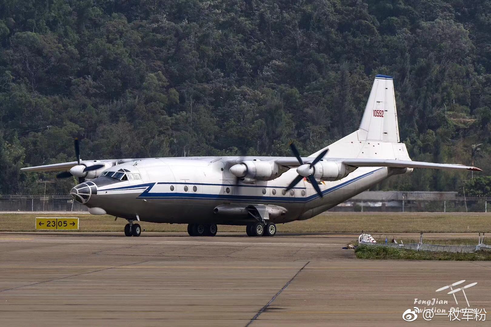 上空军运-8保障机的正面特写大头照|运输机|领航员|空军_新浪新闻