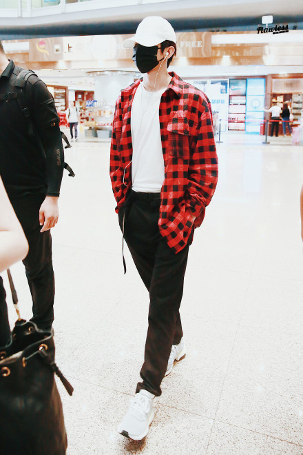 蔡徐坤身穿红色格子衬衫返回北京 口罩遮面全程听歌低头疾走