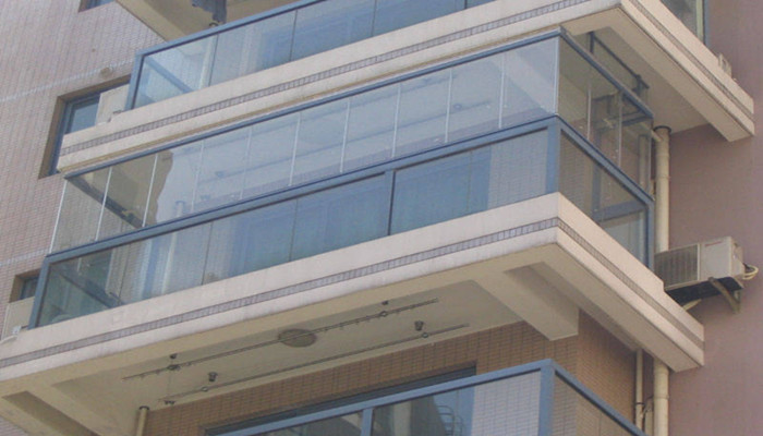 使用无框玻璃封阳台美观性上着实要比传统玻璃看上去好看不少,因为是