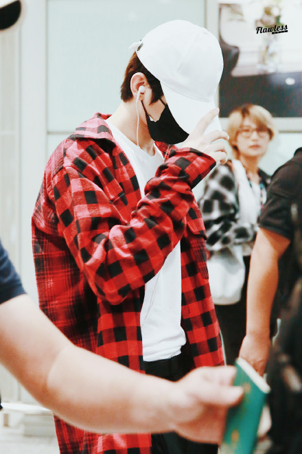 蔡徐坤身穿红色格子衬衫返回北京 口罩遮面全程听歌低头疾走