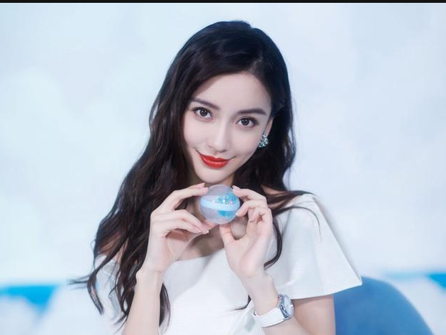 杨颖穿一袭白色长裙出席活动对着镜头比心放电女神范十足