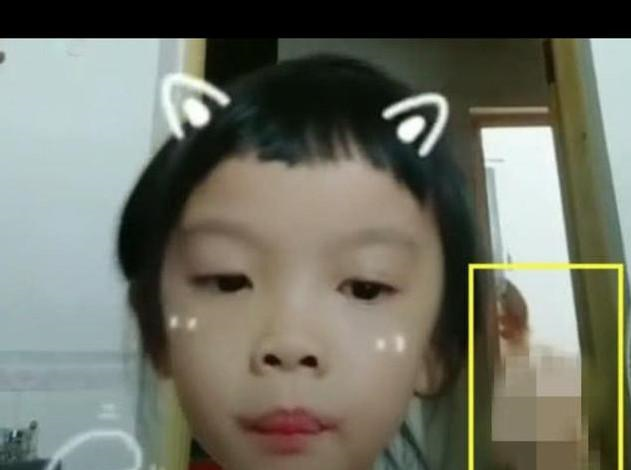 小女孩录抖音不小心拍到妈妈洗澡,视频被疯传