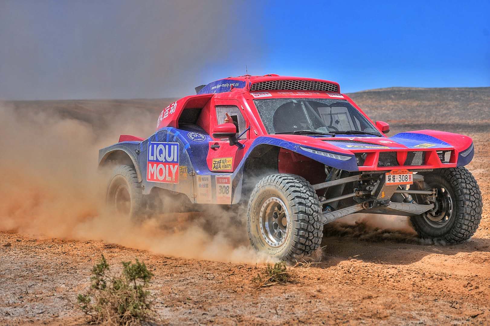 在终点附近的路面更是细如面粉状,赛车辗过,尘烟四起,弥漫天际,遮天