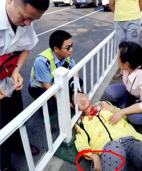 广西多地疯传:一外卖小哥逆行被撞后遭耳机线割喉,血流不止?