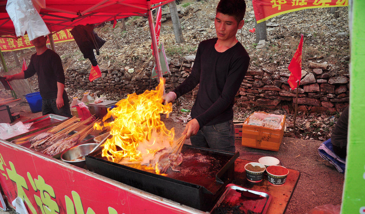 90后大学生毕业难找工作,无奈街头卖烤串成百万富翁!