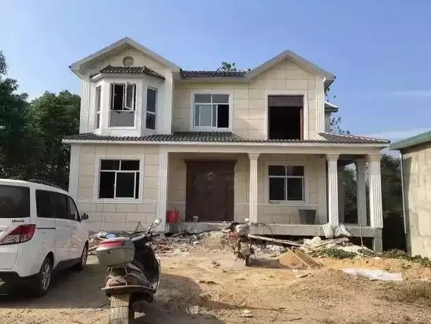 农村小伙20万盖洋楼,刚盖好女友就跟他分手,原因很多人不理解!