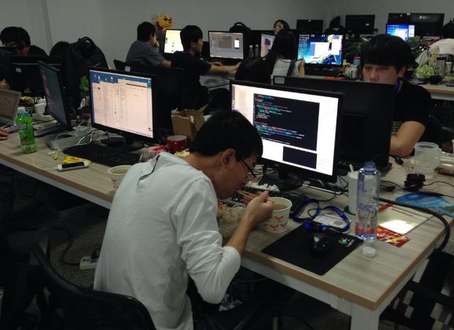 程序员带孩子到公司加班,被新主管罚款150元,老板:你被开除了