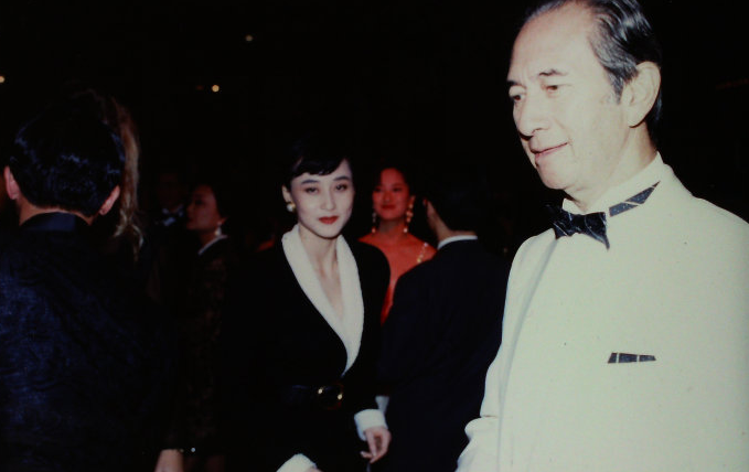 看了利智当年与这些大佬的合照,你就知道她为李连杰牺牲了多少