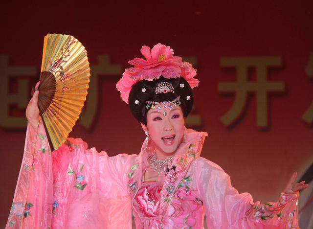 李玉刚近照,靠反串一炮而红,孝顺父母女儿很惊艳,现在热衷公益