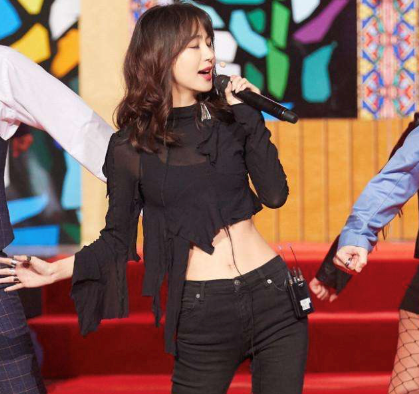 李菲儿舞台大秀性感好身材细腰翘臀不输模特出身的baby