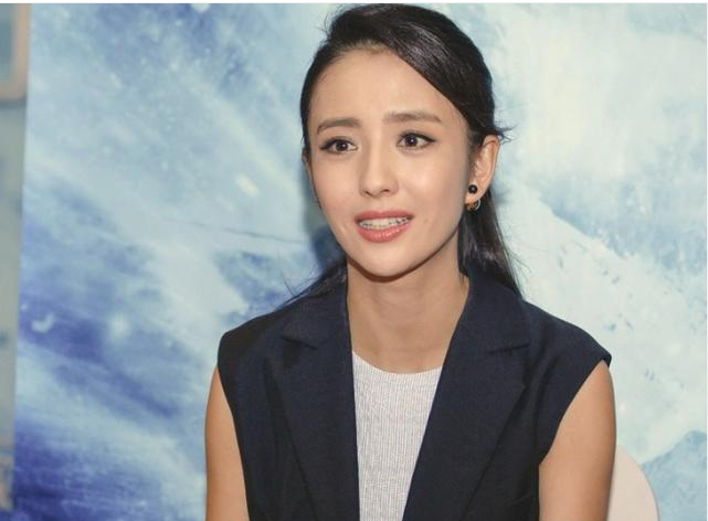 佟丽娅归乡扶贫画面曝光,"素颜"与老乡合影超接地气!