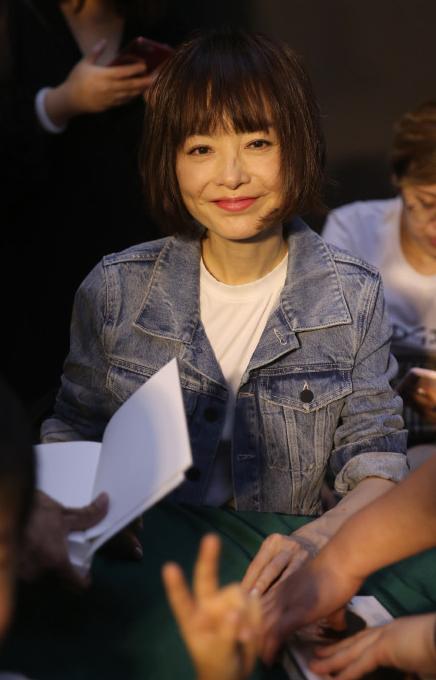 48岁鲁豫新发型超减龄,但衣服太大像穿别人的