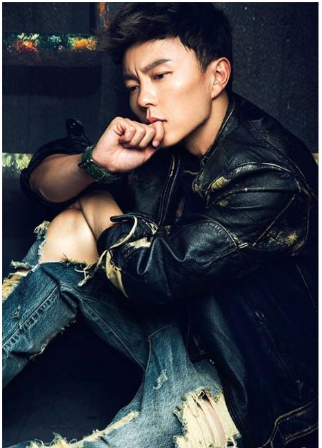 相比成年后发福的释小龙,谢苗长大后其实没长残,还是那么帅气精神.