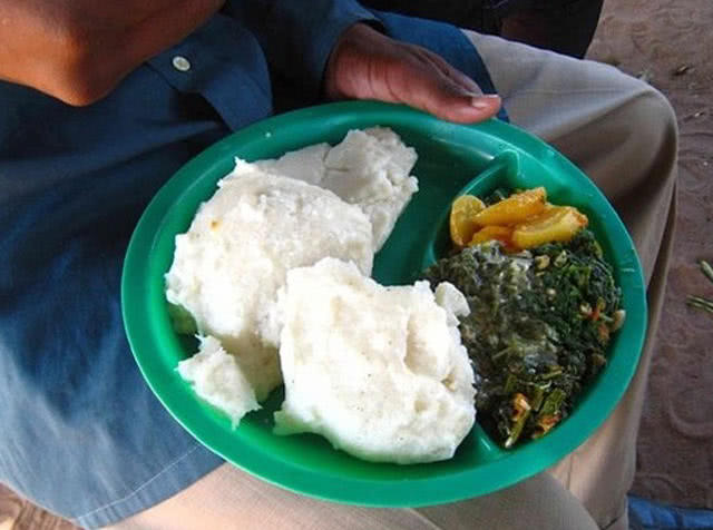 非洲最常见的主食-木薯粉做成的"撒匝"