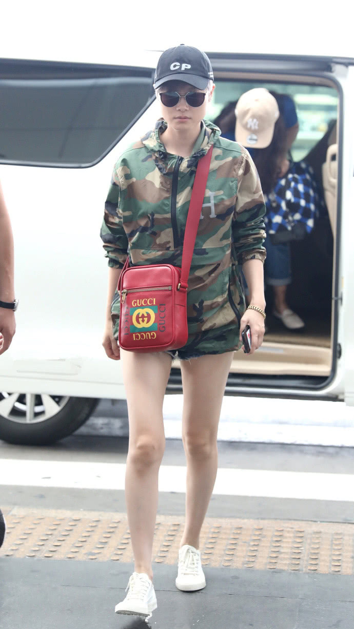 穿红色超短裤悄悄秀腿,网友:目光全被下身吸引