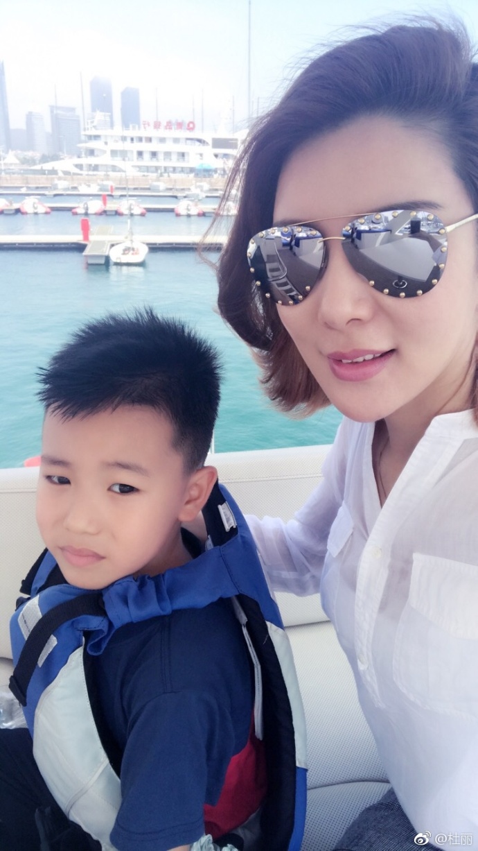 36岁杜丽近况!与庞伟结婚9年仍恩爱如初,儿子却暴露了整容事实