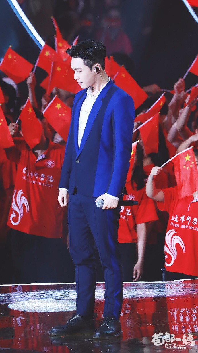 张艺兴穿西装亮相央视五四晚会白嫩帅气,台上演唱歌曲好认真!