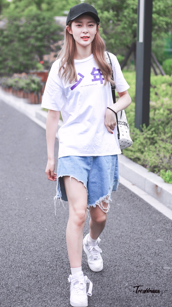 傅菁戴棒球帽穿白t恤搭配蓝色牛仔短裤现身皮肤白嫩笑容甜美