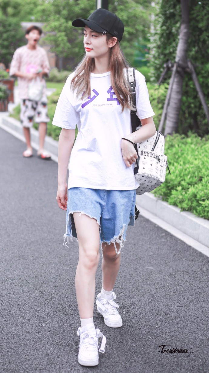 傅菁戴棒球帽穿白t恤搭配蓝色牛仔短裤现身皮肤白嫩笑容甜美