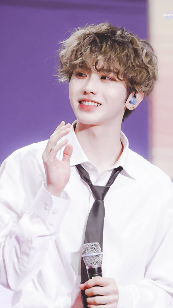 蔡徐坤红秀杂志壁纸小葵帅得有点过分啦