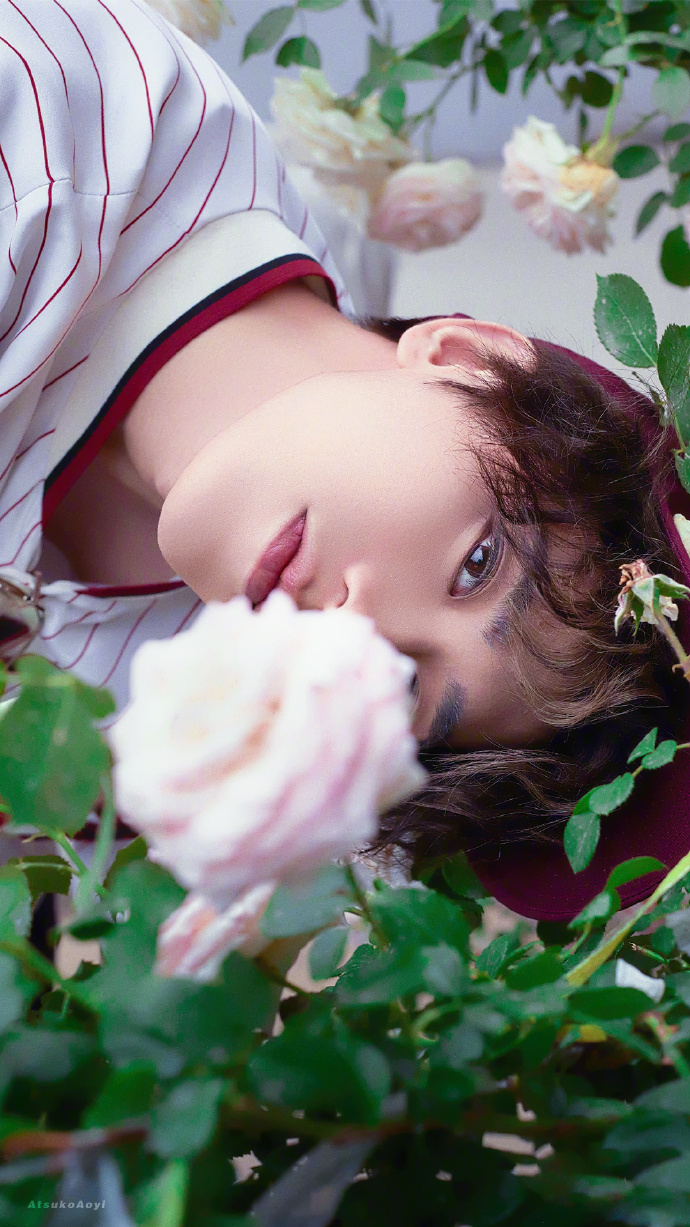 蔡徐坤红秀杂志壁纸小葵帅得有点过分啦