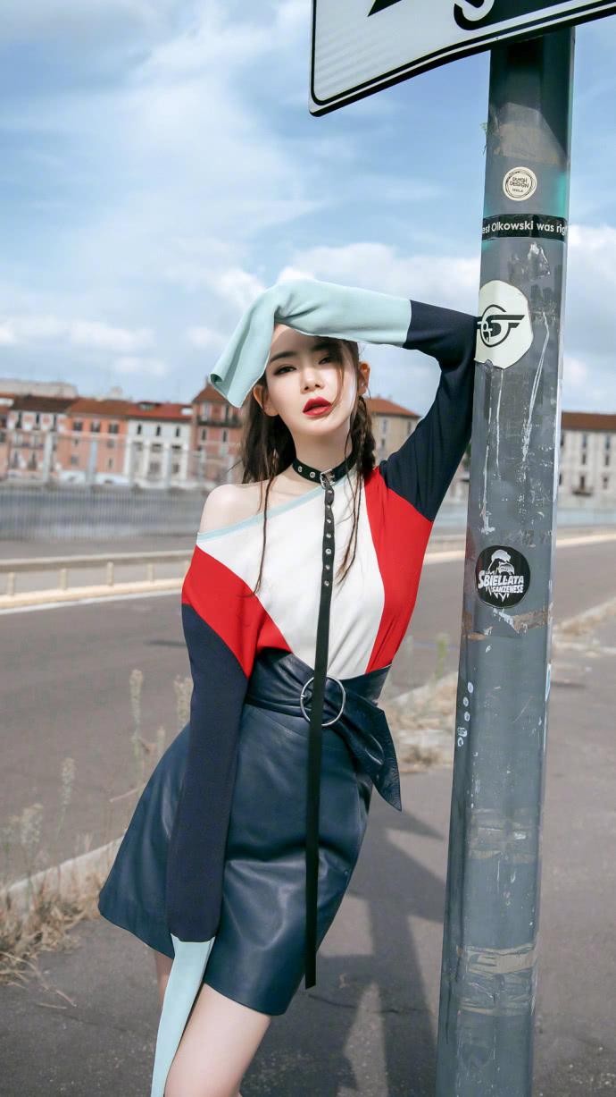 戚薇太狠了!这么窄的皮裙也要硬穿进去,网友:都快撑炸了!