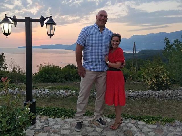 击败霍利菲尔德,彻底征服1米6娇妻