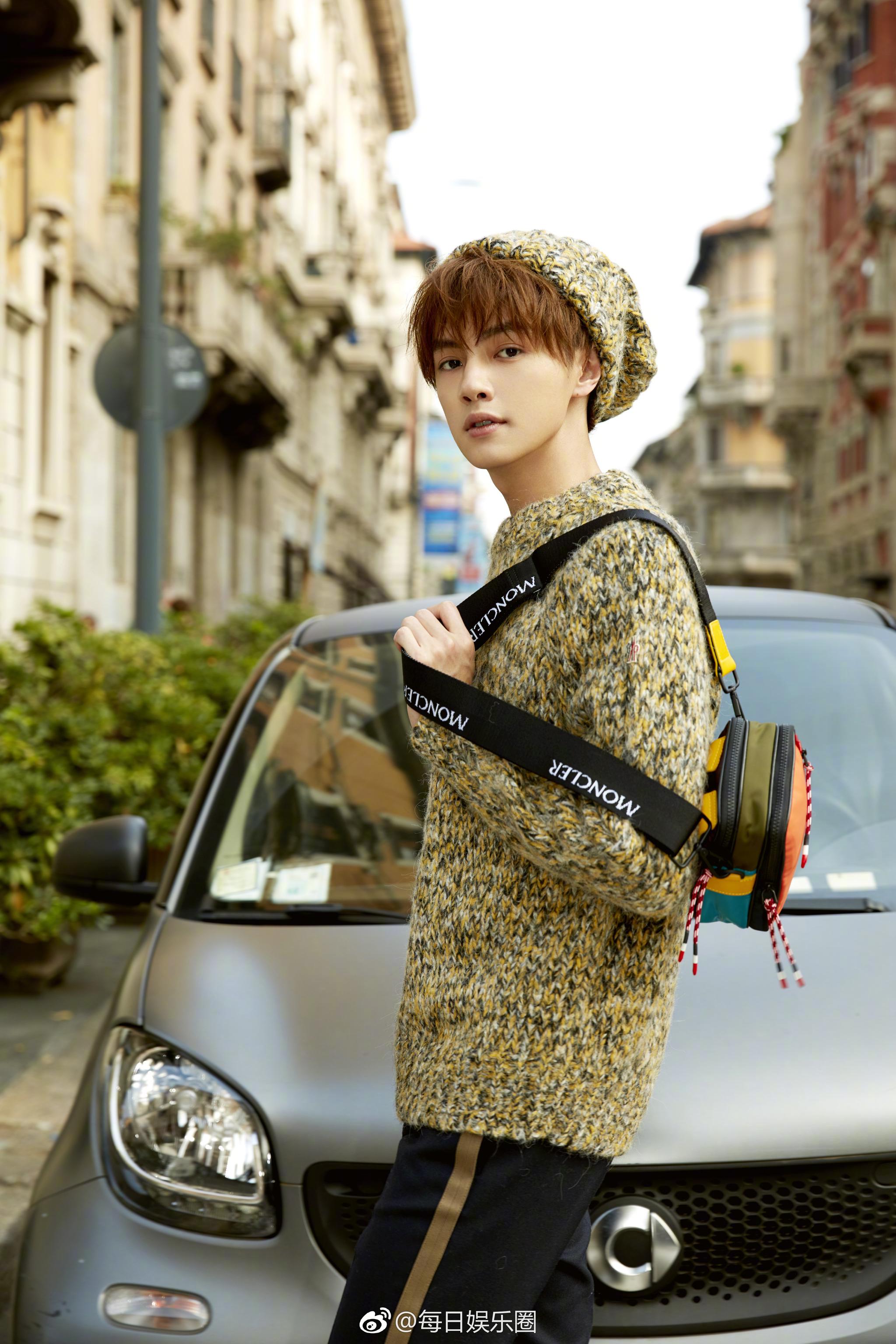 官鸿现身米兰时装周,秀场内拼色毛衣搭配深色牛仔裤