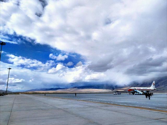 这个机场是中国亏损最多的,靠补贴维持,为国防没什么人也要建