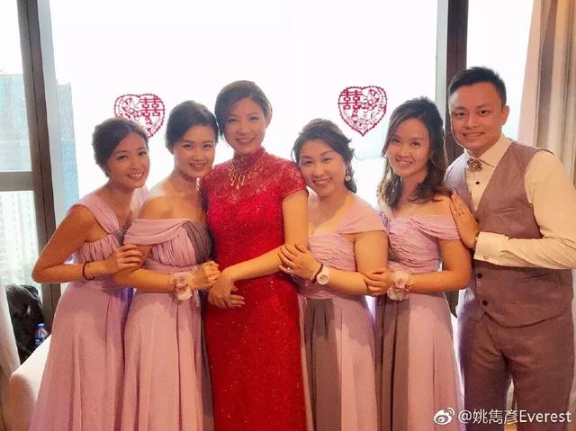 张文采今天早上穿上红色旗袍,由前tvb新闻主播马秀荃,李朗怡及盘翠莹