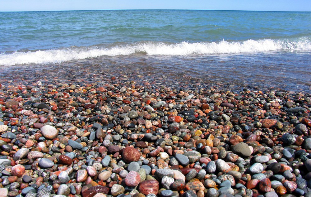 湖边遍布着无数玛瑙,这里的人随意捡,甚至用来铺院子
