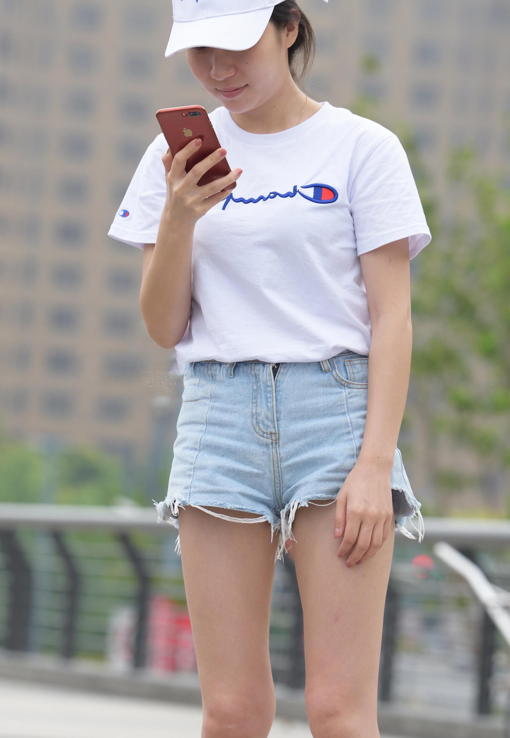 丰满小姐姐超短裤勾勒完美身材简单装扮穿出时尚感