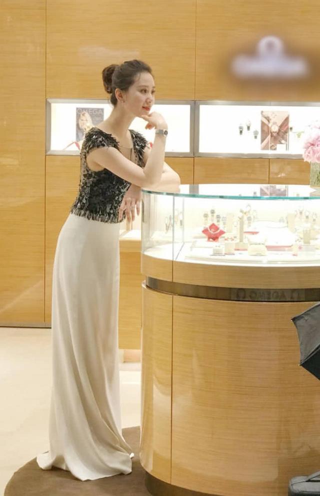 刘诗诗站姿堪称教科书,天鹅颈加回眸杀,怎一个美字了得