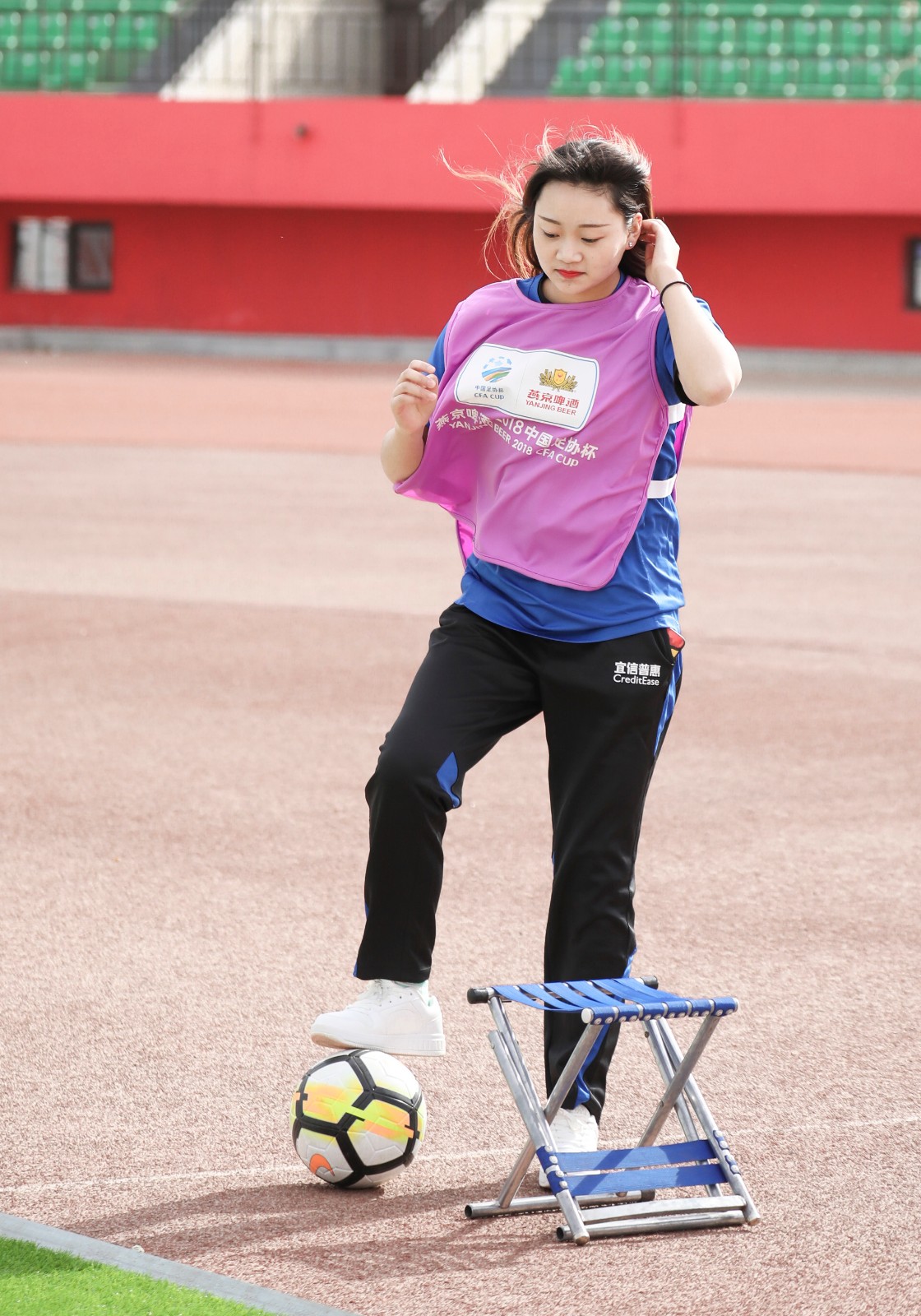 观察美女"球童"成为与比赛并行的场外另一道靓丽的风景线