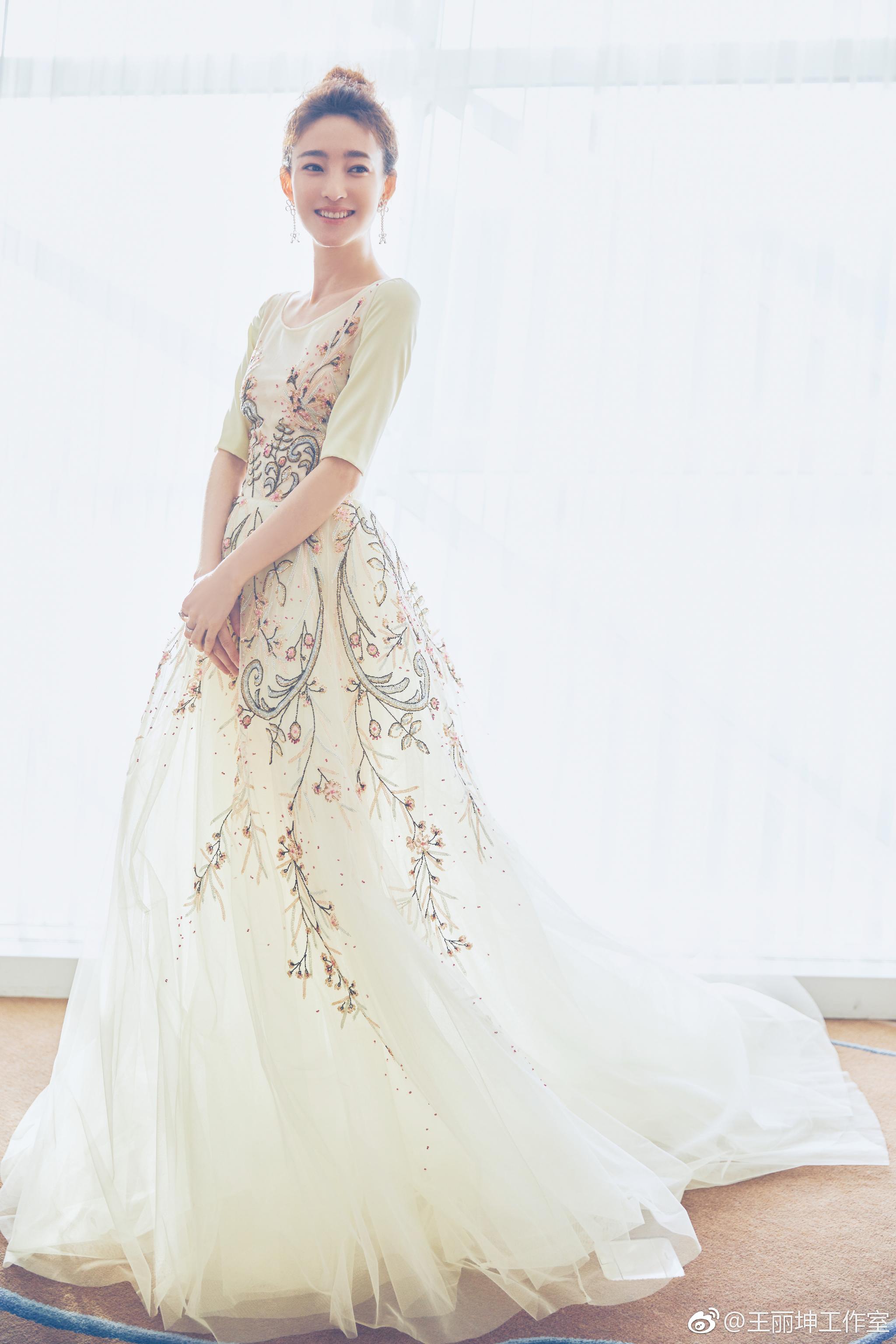 今晚,电影《幕后玩家》主创一起亮相于本届~美坤儿@王丽坤 一袭仙女裙