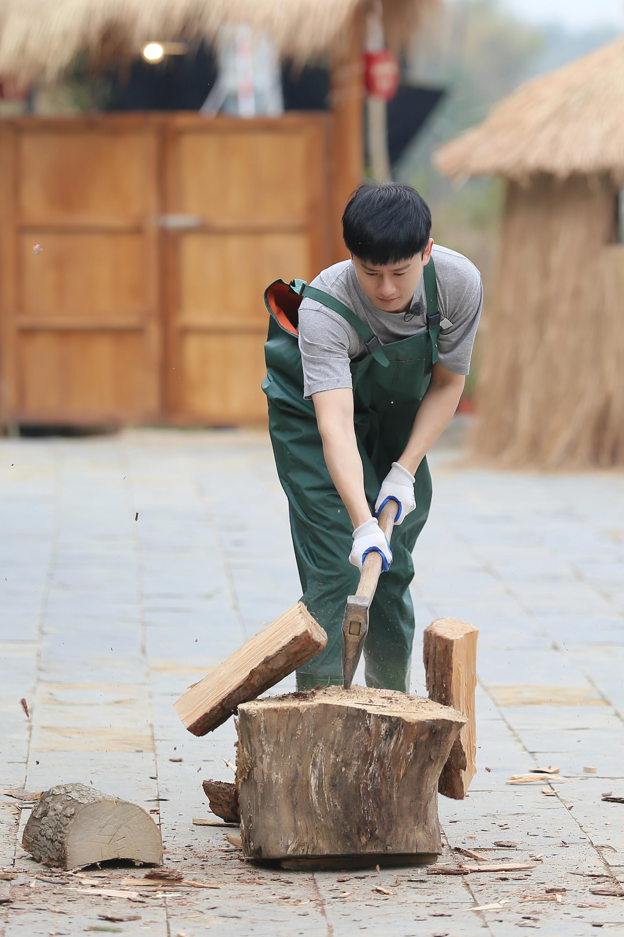 柴扉既开,炊烟已燃,劈柴捕鱼